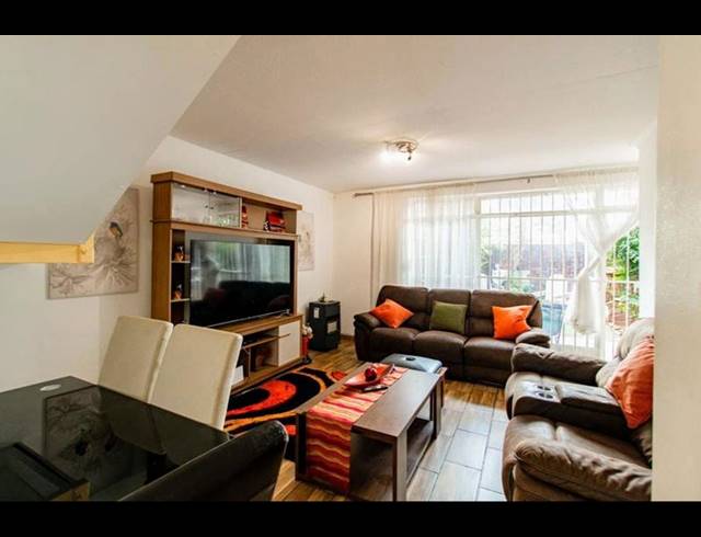 3 BEDROOM TOWNHOUSE FOR SALE IN BEDFORD GARDENS